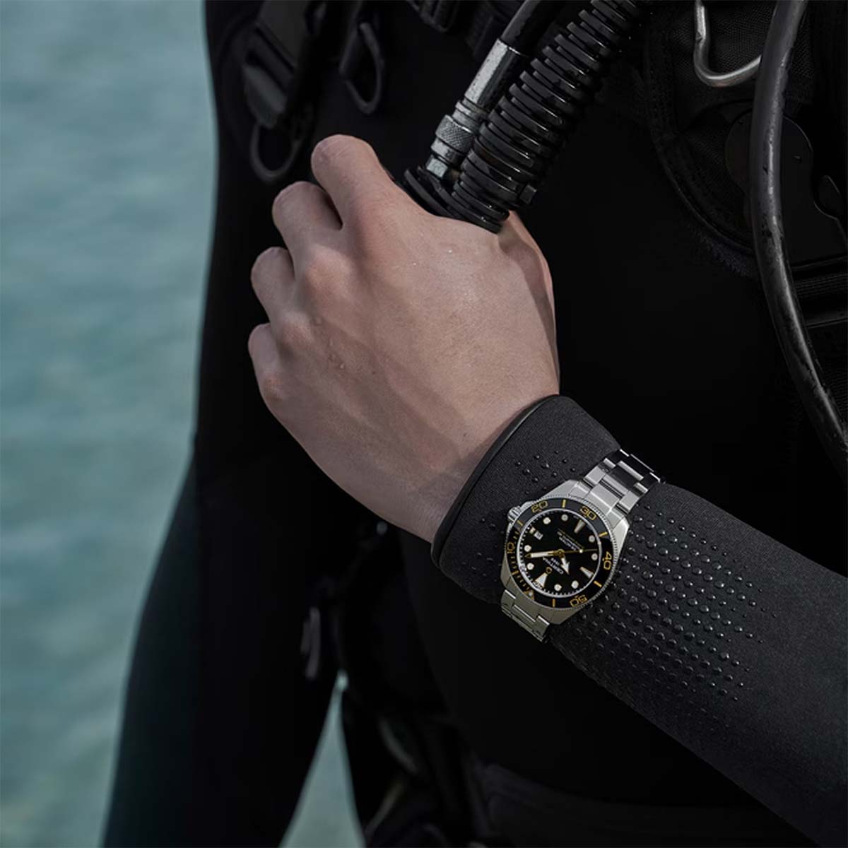 C048-407-11-051-01-hand-Certina