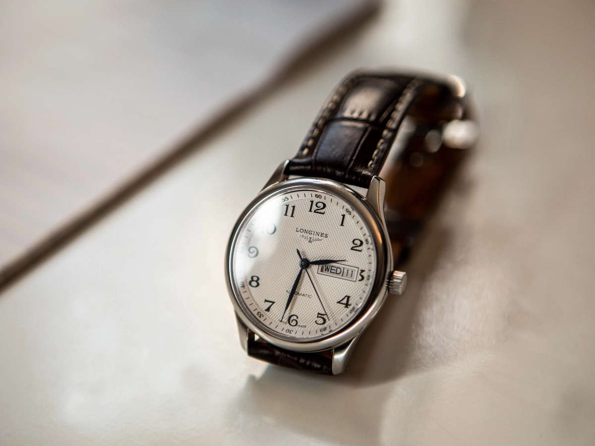 часовник с ден и дата